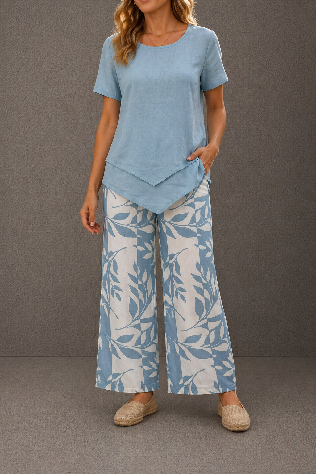 Olivia - Conjunto compuesto por un top de cuello redondo y unos pantalones anchos.