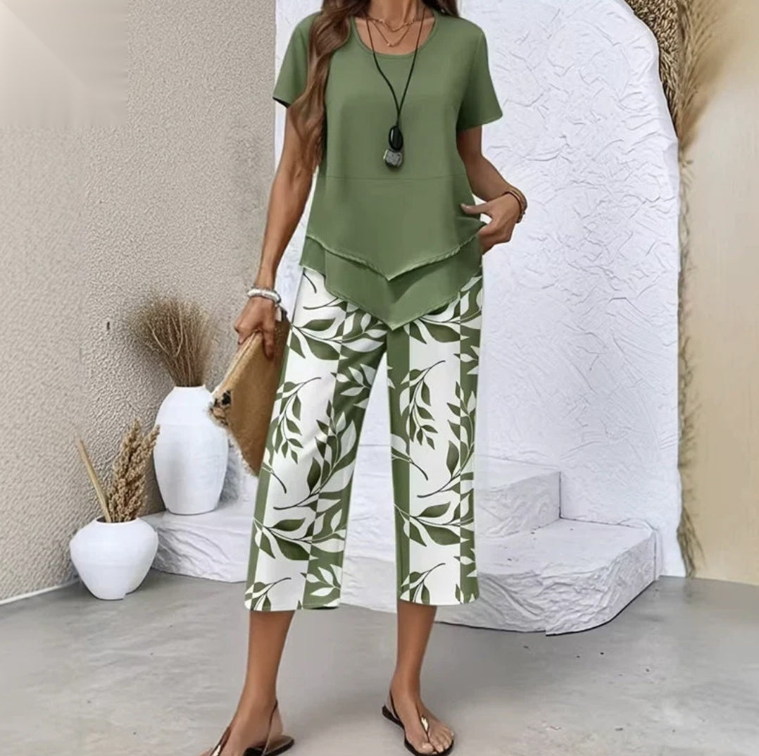 Olivia - Conjunto compuesto por un top de cuello redondo y unos pantalones anchos.