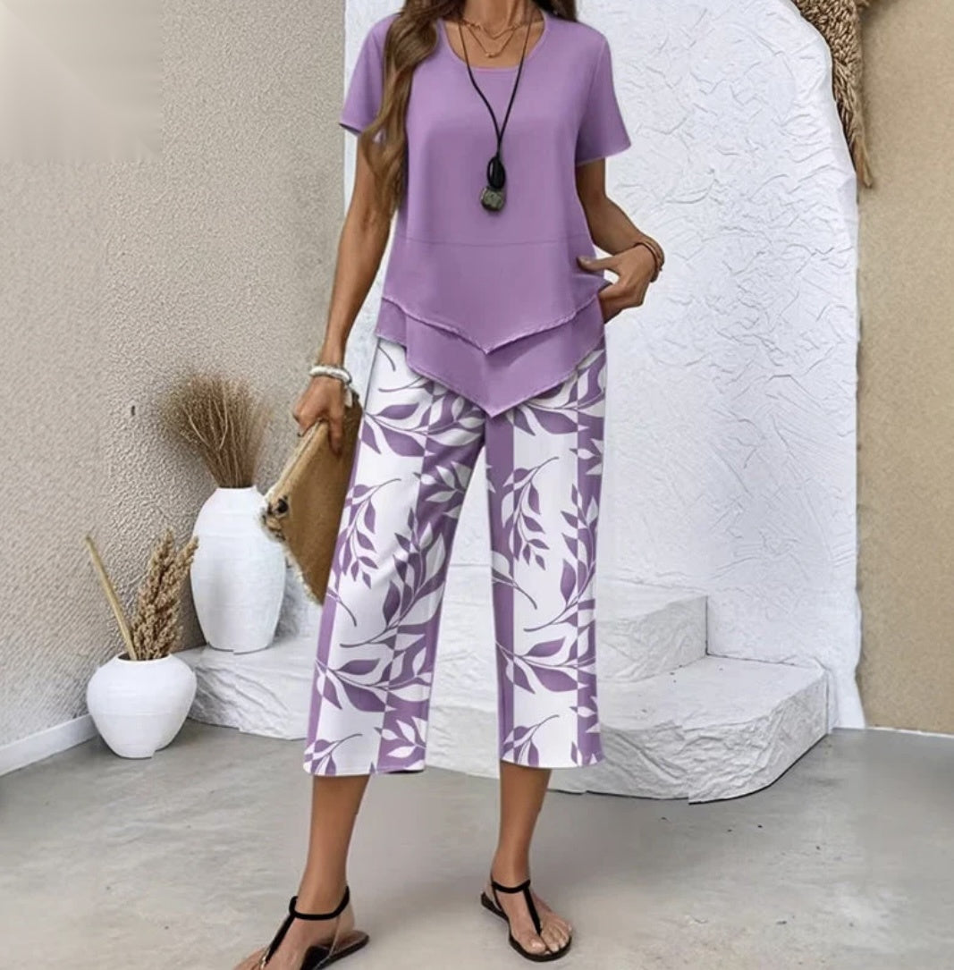 Olivia - Conjunto compuesto por un top de cuello redondo y unos pantalones anchos.