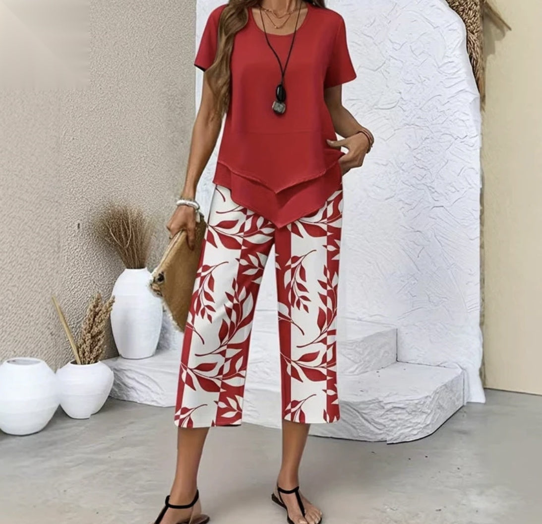 Olivia - Conjunto compuesto por un top de cuello redondo y unos pantalones anchos.