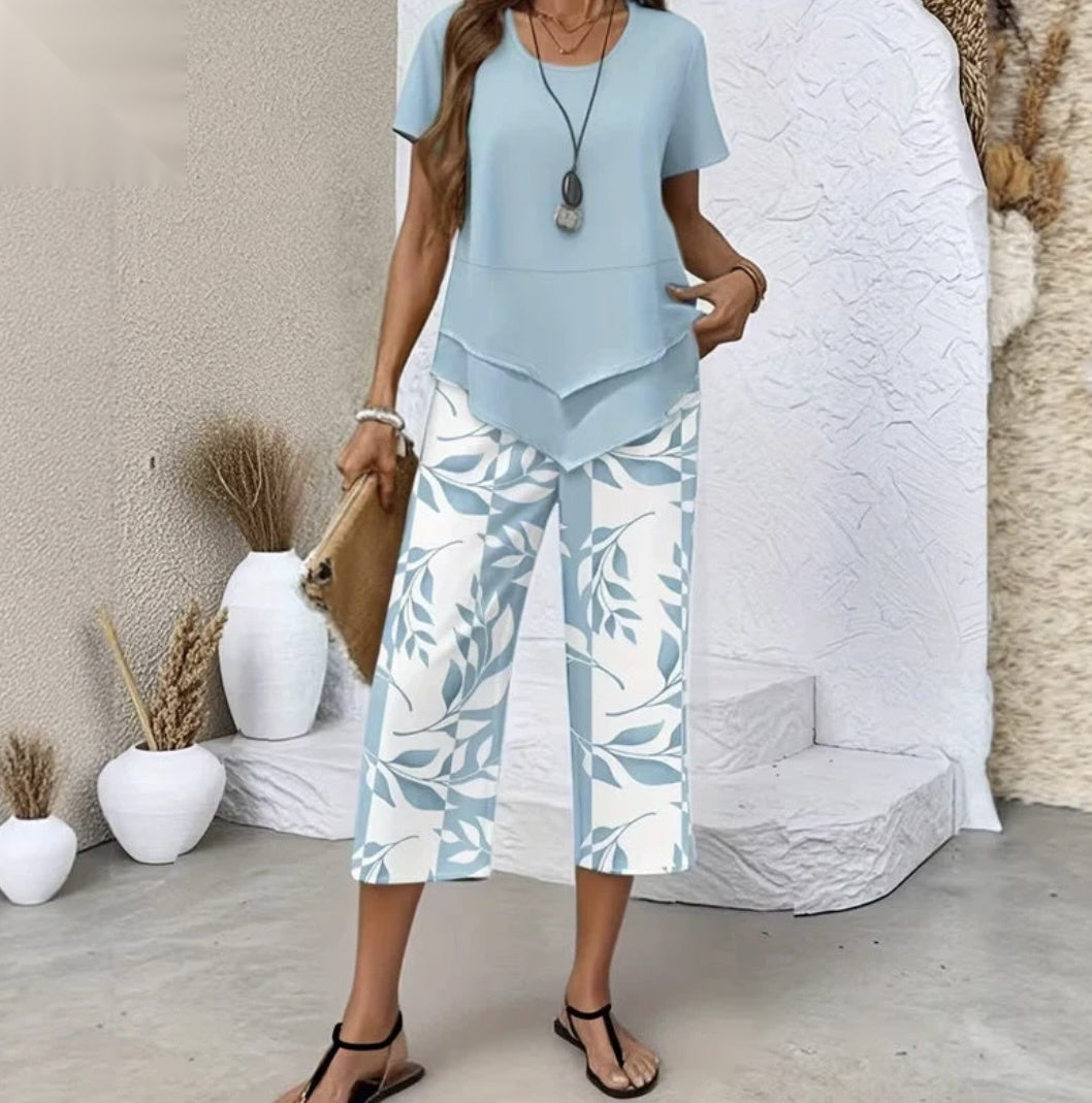 Olivia - Conjunto compuesto por un top de cuello redondo y unos pantalones anchos.